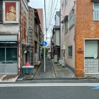 東京都江東区清澄の賃貸物件/道路側から建物をみる。道路からでもその異様さは感じ取れます