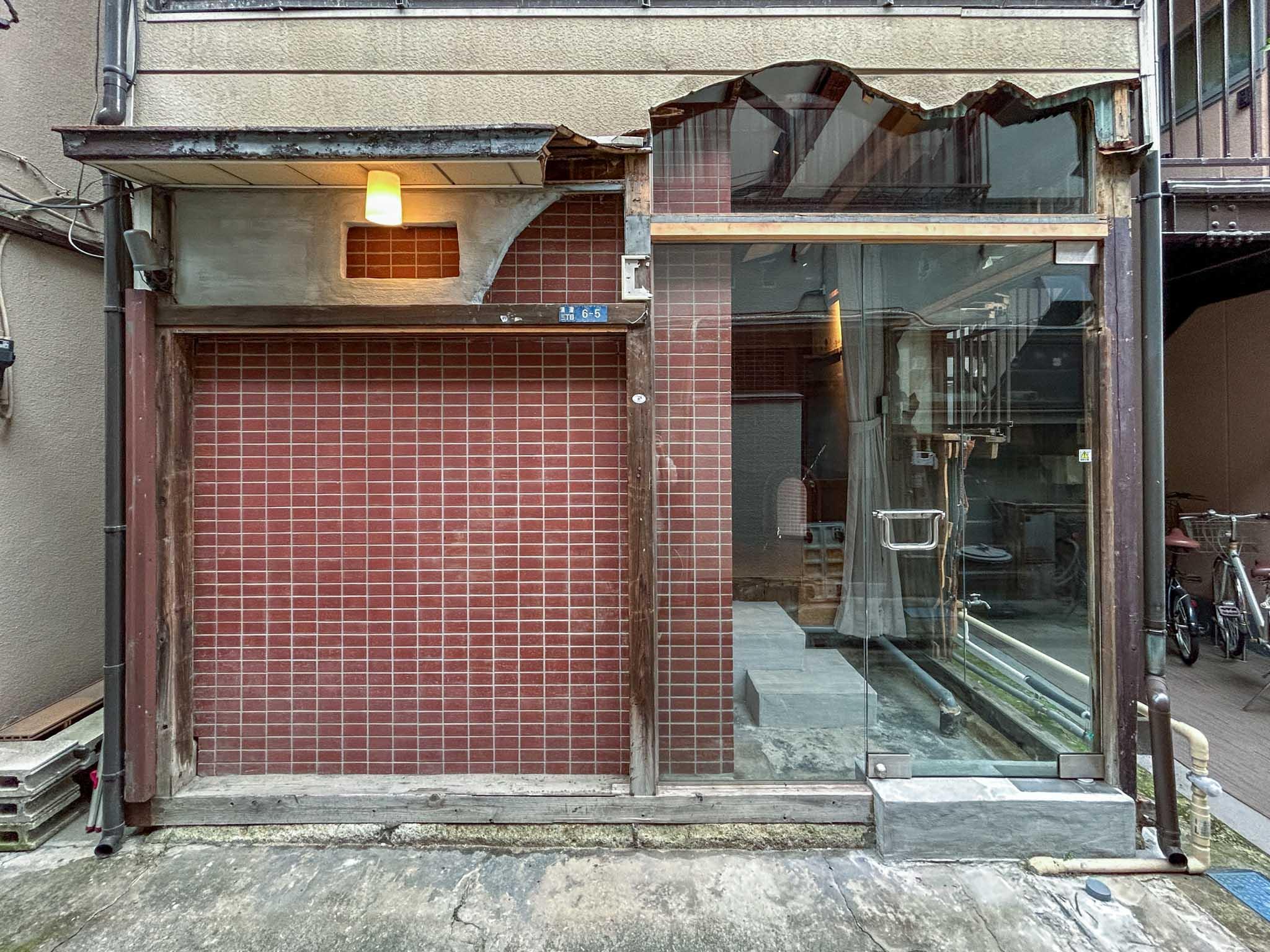 東京都江東区清澄の賃貸物件/建物正面。行燈のように、ぼんやりと光る照明もいい感じ