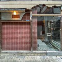 東京都江東区清澄の賃貸物件/建物正面。行燈のように、ぼんやりと光る照明もいい感じ