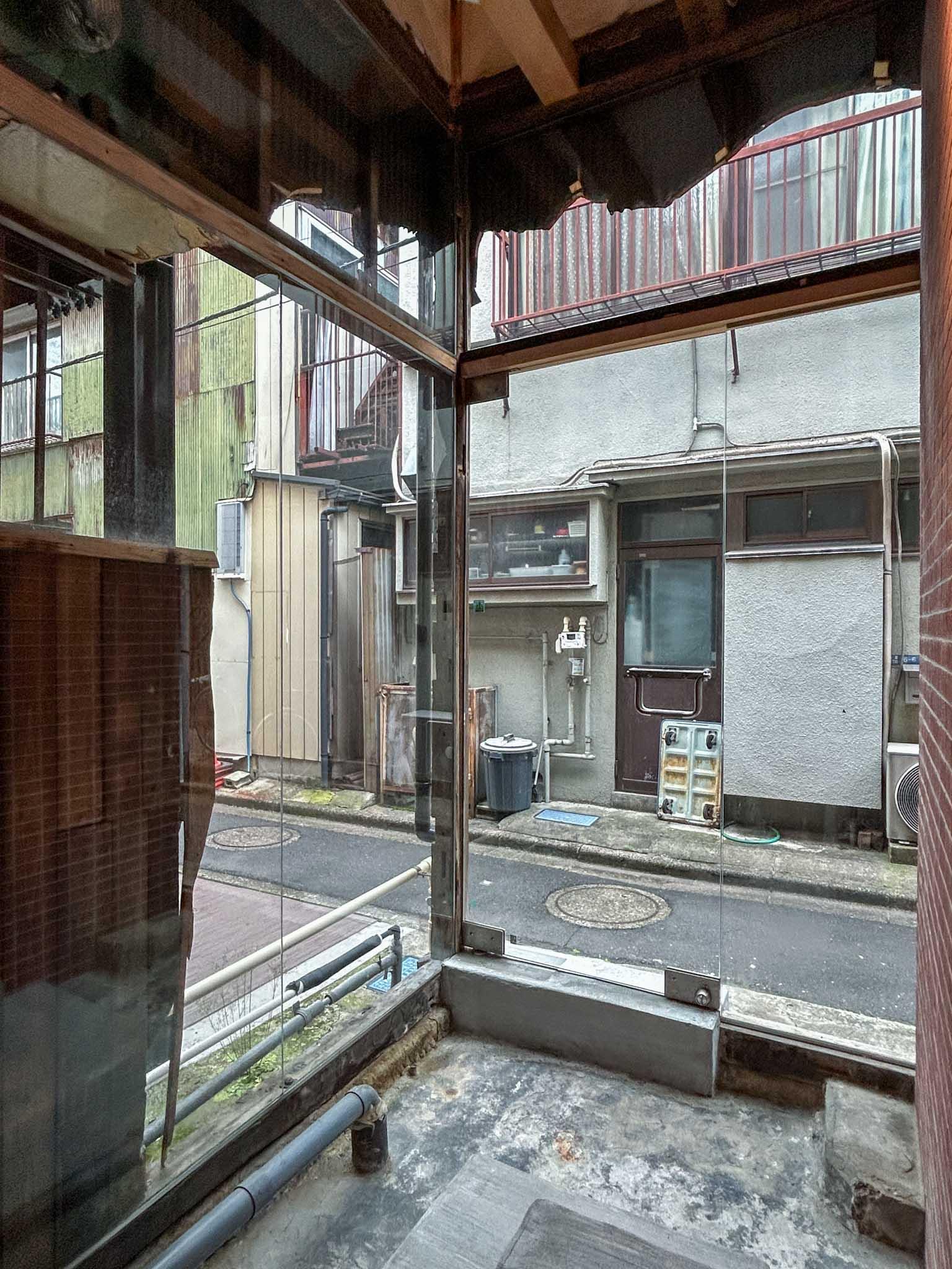東京都江東区清澄の賃貸物件/室内から外をみる