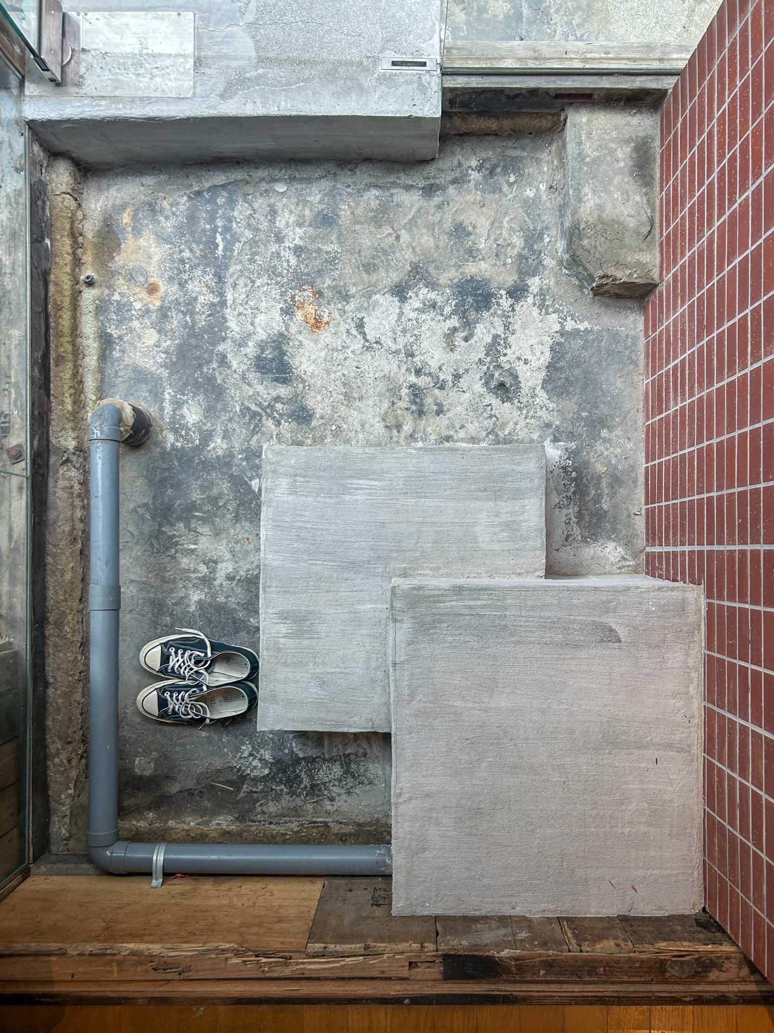 東京都江東区清澄の賃貸物件/玄関土間。ふたつのコンクリートの塊が、フロアに上がるための階段代わり