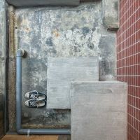 東京都江東区清澄の賃貸物件/玄関土間。ふたつのコンクリートの塊が、フロアに上がるための階段代わり