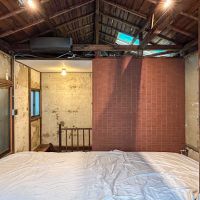 東京都江東区清澄の賃貸物件/階段横のレンガの箱に、シャワールームが収まっています