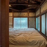 東京都江東区清澄の賃貸物件/むき出しの梁にマットが乗っているので、浮いているようにも見えます（手前の隙間にはアクリル板設置予定）