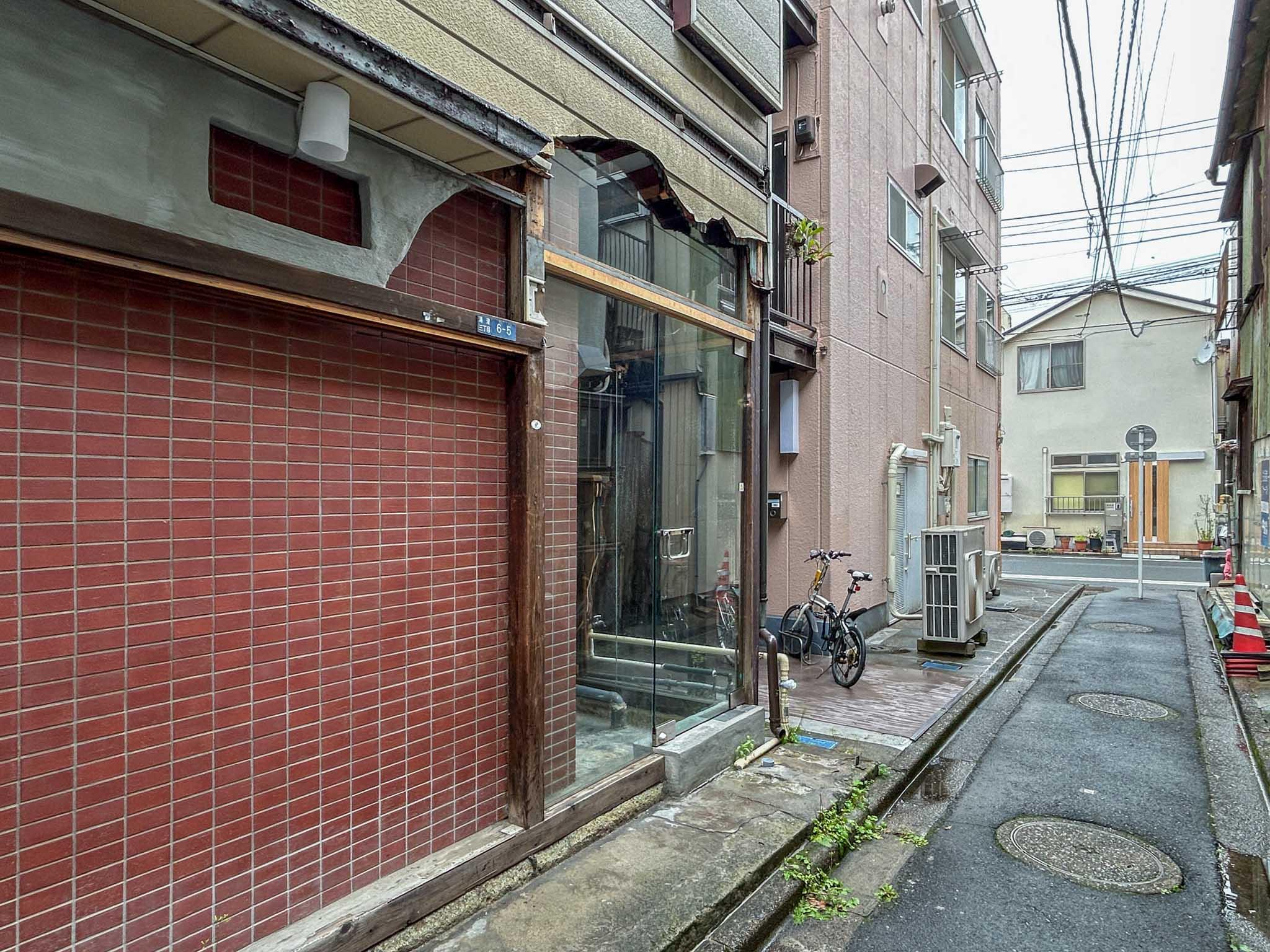 東京都江東区清澄の賃貸物件/建物前から北側の道路を見る