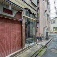 東京都江東区清澄の賃貸物件/建物前から北側の道路を見る
