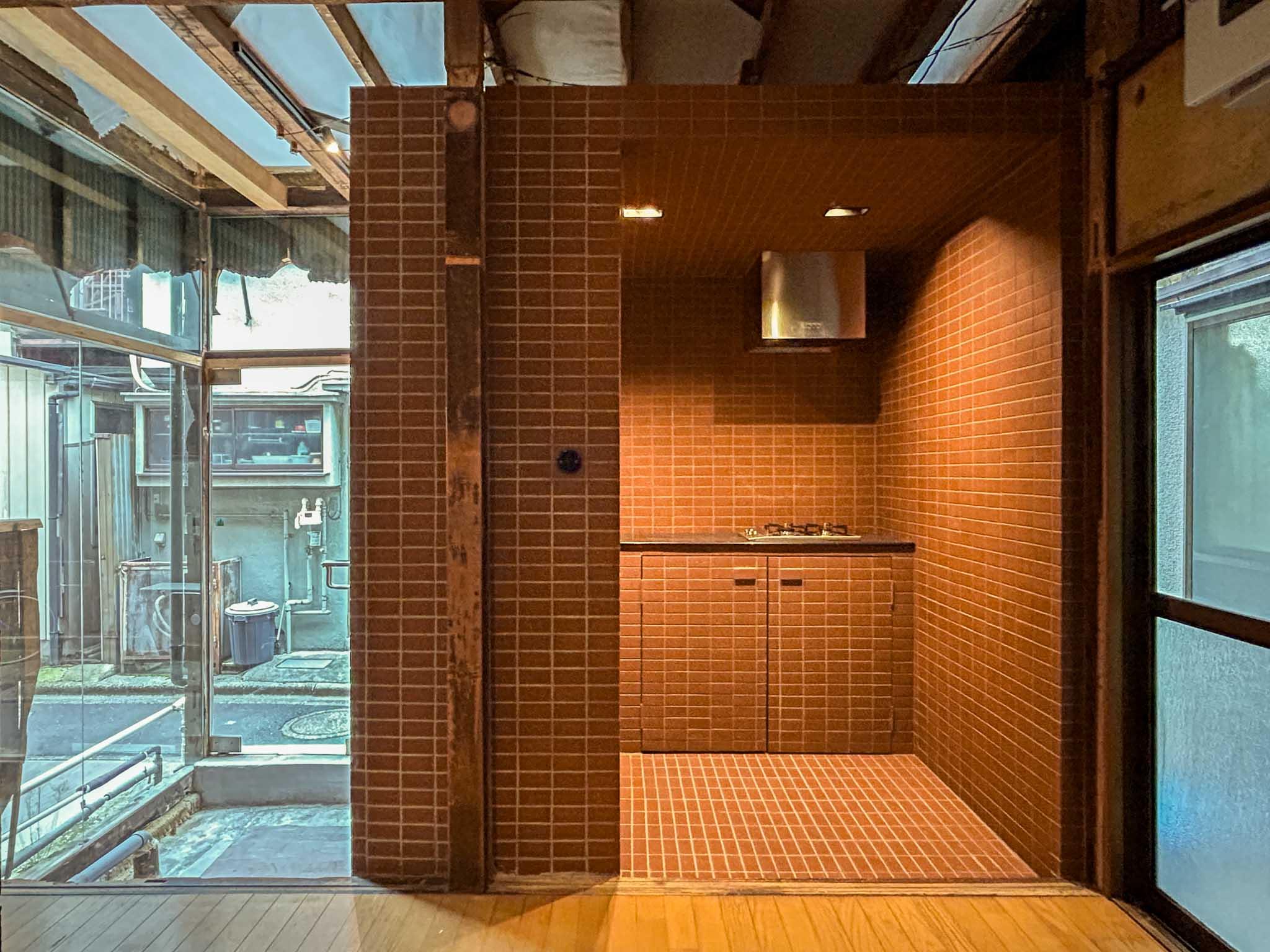東京都江東区清澄の賃貸物件/玄関横に、キッチンが収まる箱があります