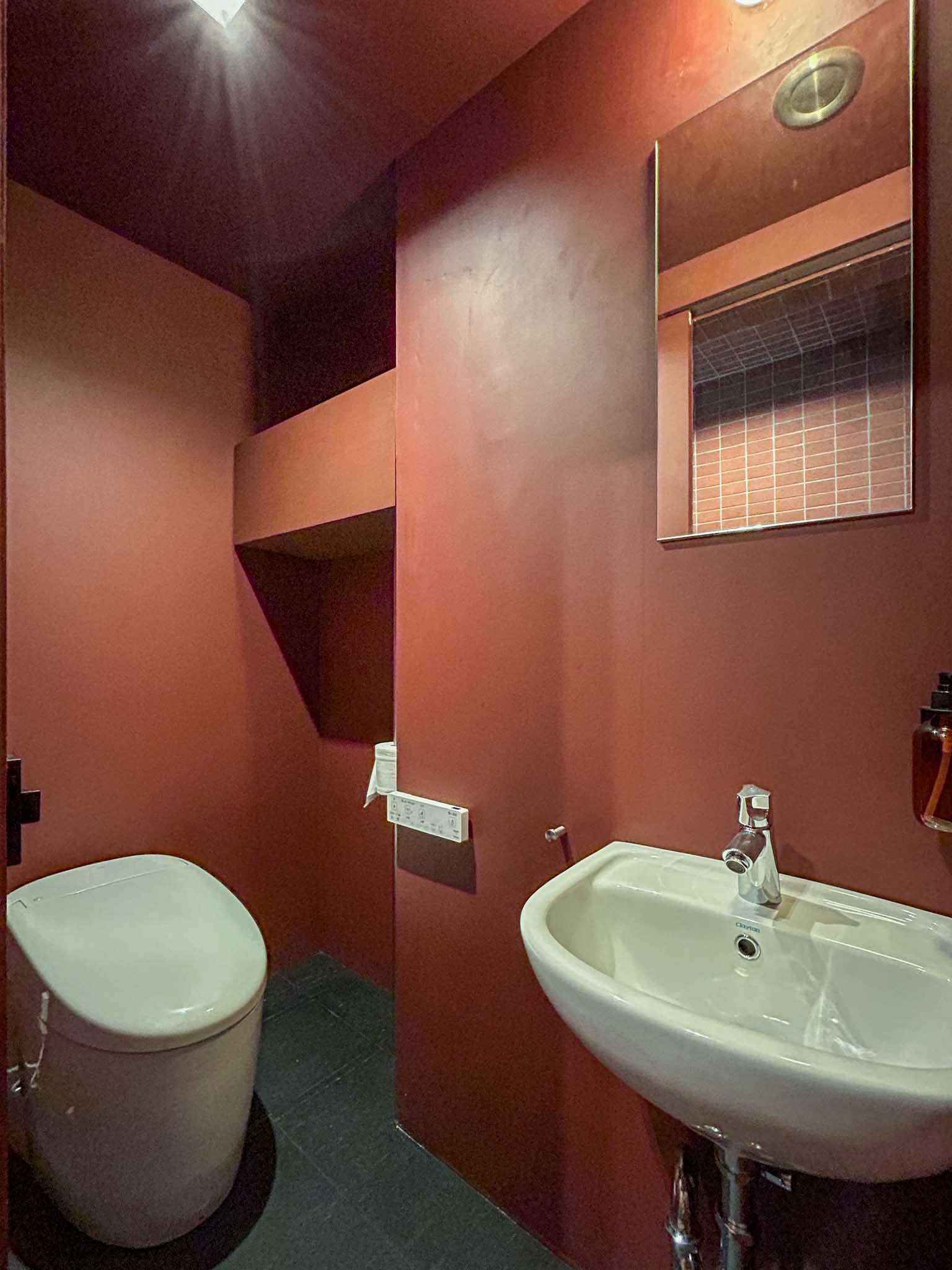 東京都江東区清澄の賃貸物件/トイレの壁もワインレッド