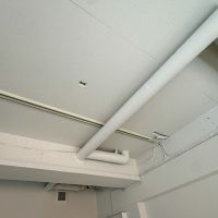 渋谷区神宮前の賃貸物件/天井は抜かれて白く塗装。ライティングレールも設置済み