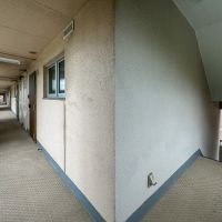 渋谷区神宮前の賃貸物件/共用部。今回の区画は一番交差点側の角部屋で、階段を上がってすぐの区画。エレベーターは建物中央にあるので、階段の方が早くアプローチできます
