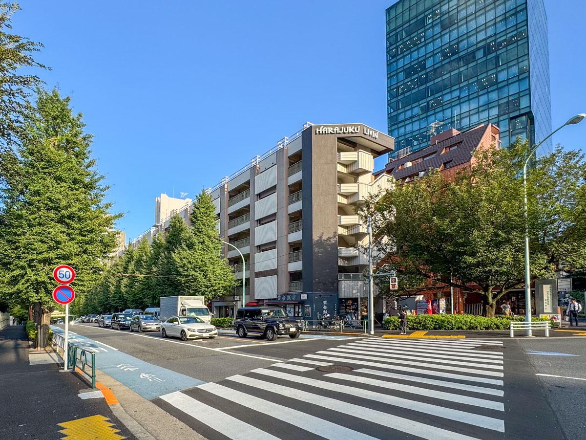 渋谷区神宮前の賃貸物件/千駄ヶ谷小学校前の交差点に立つビル。1階には美味しい飲食店が軒を連ねます