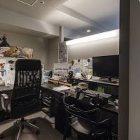 品川区東品川の売買物件/9.8畳の洋室内には、作業に集中できるL字型のワークスペース