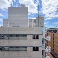 東京都目黒区東山の賃貸物件/南東側前方には、同じ高さほどの建物が