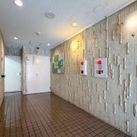 東京都目黒区東山の賃貸物件/時代を感じるエントランス