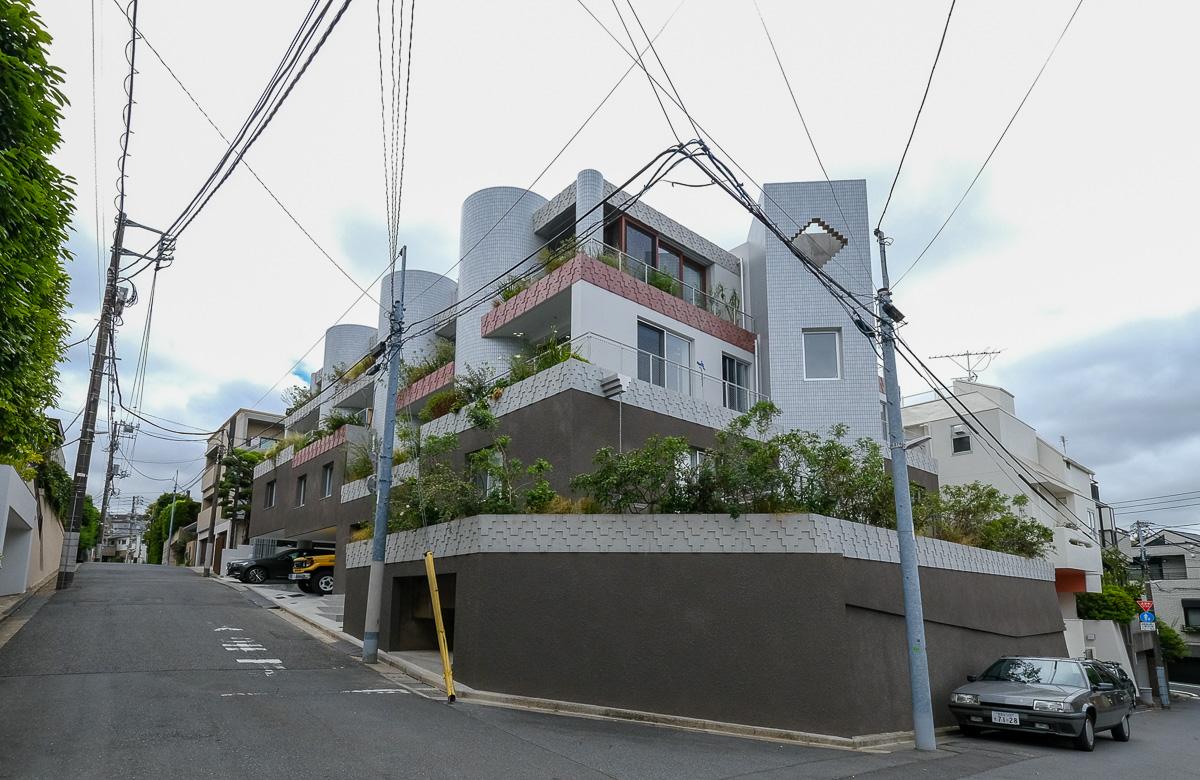 渋谷区上原の賃貸物件/静かな住宅街に突如として現れる、異質な外観の建物。外観を見るだけで胸をときめかせてくれる家なんて、そうは出会えません！