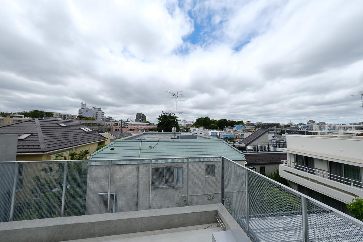 渋谷区上原の賃貸物件/バルコニーの先はちょうど景色が抜けてます