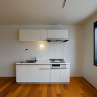 渋谷区上原の賃貸物件/窓に挟まれた、心地よく料理できそうなキッチン
