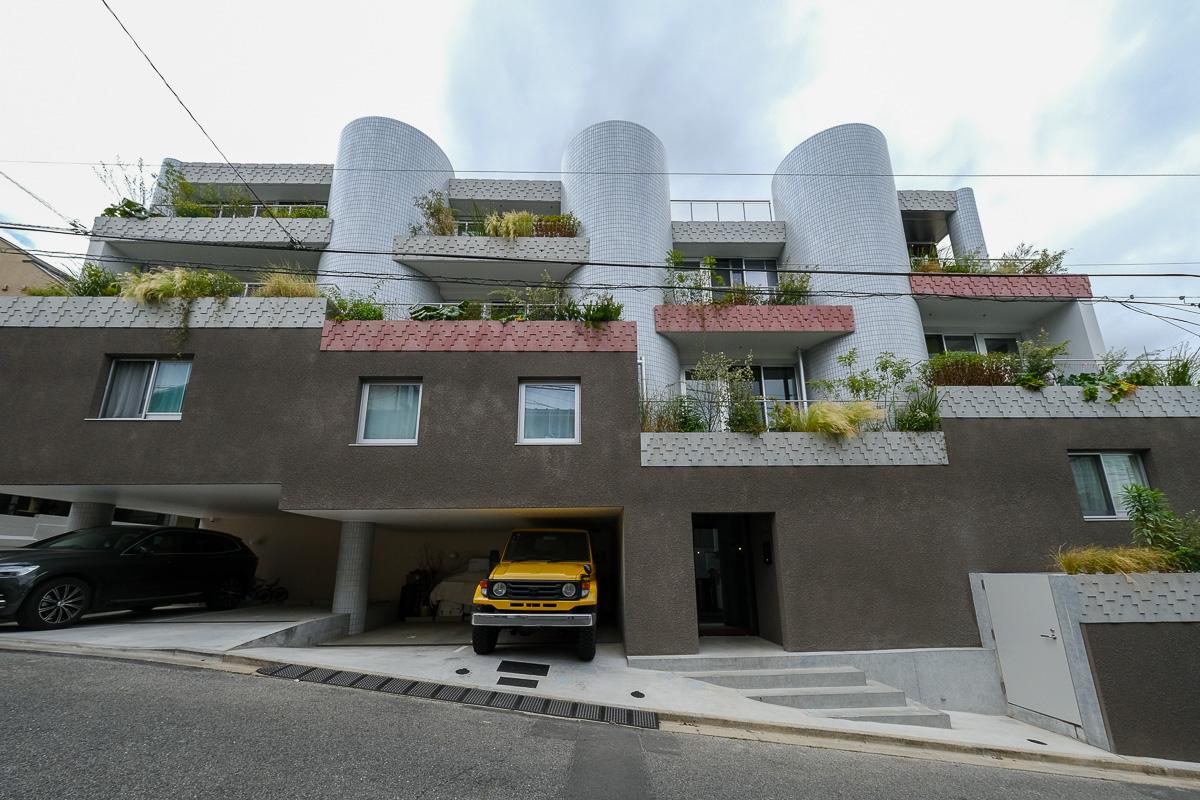 渋谷区上原の賃貸物件/3つの円柱が建物を貫くような外観