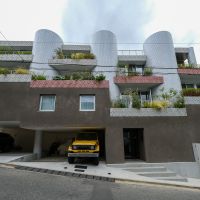 渋谷区上原の賃貸物件/3つの円柱が建物を貫くような外観