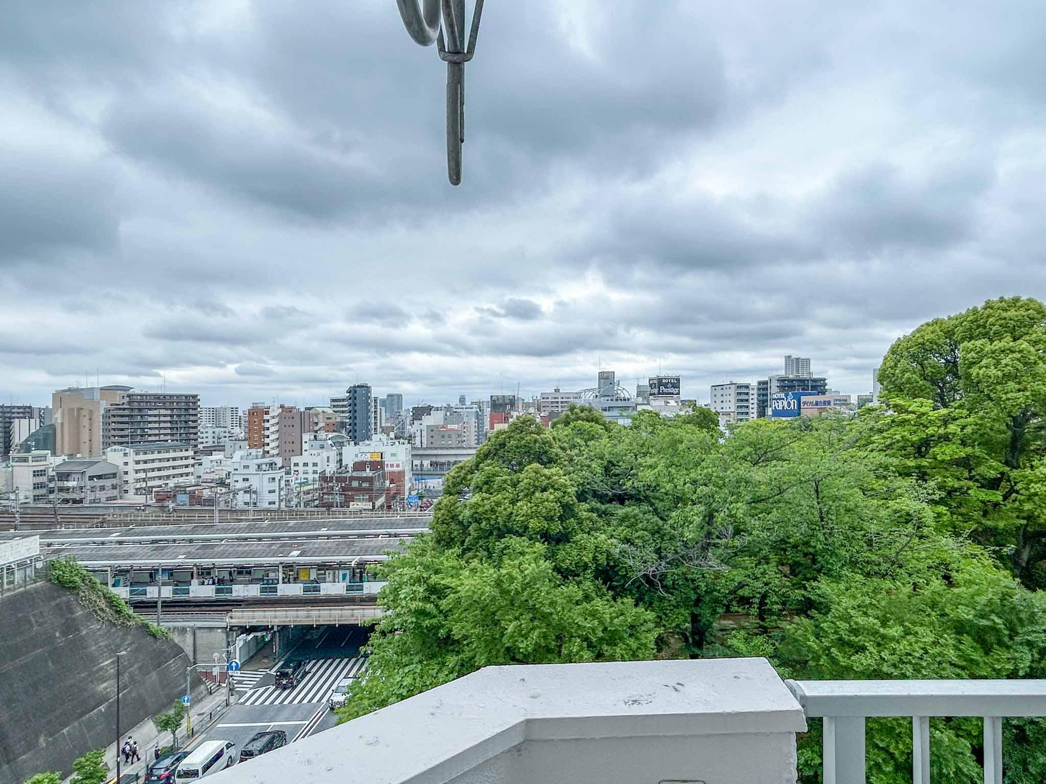 荒川区西日暮里の賃貸物件/ベランダからの景色。目の前に西日暮里公園の緑が広がります