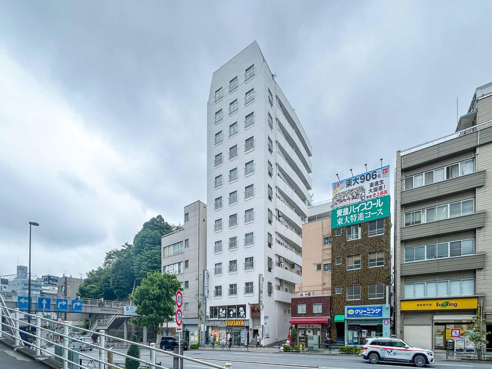 荒川区西日暮里の賃貸物件/周りの建物よりひときわ高いレトロマンション