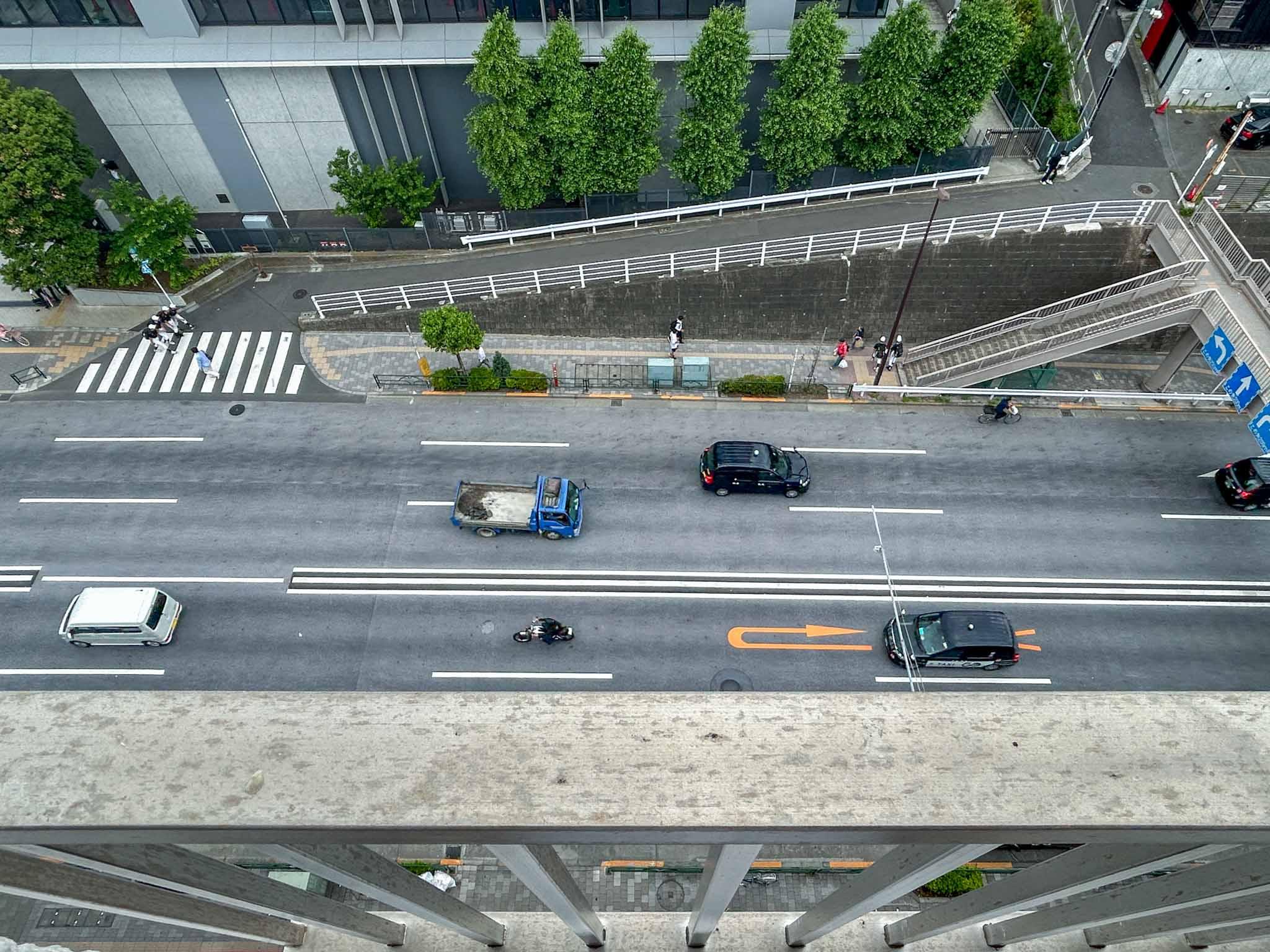 荒川区西日暮里の賃貸物件/リビングの窓から道路を見下ろす。窓を閉めてもゴーっという音は多少聞こえてきます