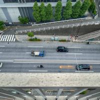 荒川区西日暮里の賃貸物件/リビングの窓から道路を見下ろす。窓を閉めてもゴーっという音は多少聞こえてきます