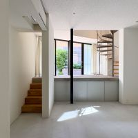世田谷区代沢の賃貸物件/1階の天井高さは3mほど　自然光はあまり入らない　照明を用いた撮影なら可能か