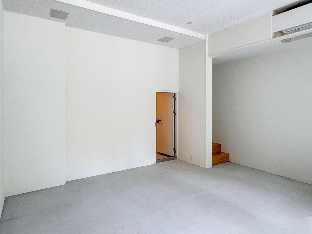 世田谷区代沢の賃貸物件/1階スタジオ部分の天井高さは3mほど　奥にはトイレと以前は現像室だった部分がある　スペース的に引きしろが少ないので、本格的な撮影は結構厳しかった様子
