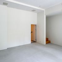 世田谷区代沢の賃貸物件/1階スタジオ部分の天井高さは3mほど　奥にはトイレと以前は現像室だった部分がある　スペース的に引きしろが少ないので、本格的な撮影は結構厳しかった様子
