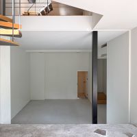 世田谷区代沢の賃貸物件/玄関から1階スタジオ部分への視点　数段下がったところにスタジオ　床はモルタル仕上げ