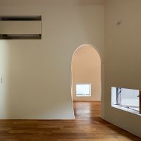 世田谷区代沢の賃貸物件/3階寝室　アーチのかかった出入り口はたまに見ますが、足元部分にまでシェイプが効いた出入り口は初めて見ました