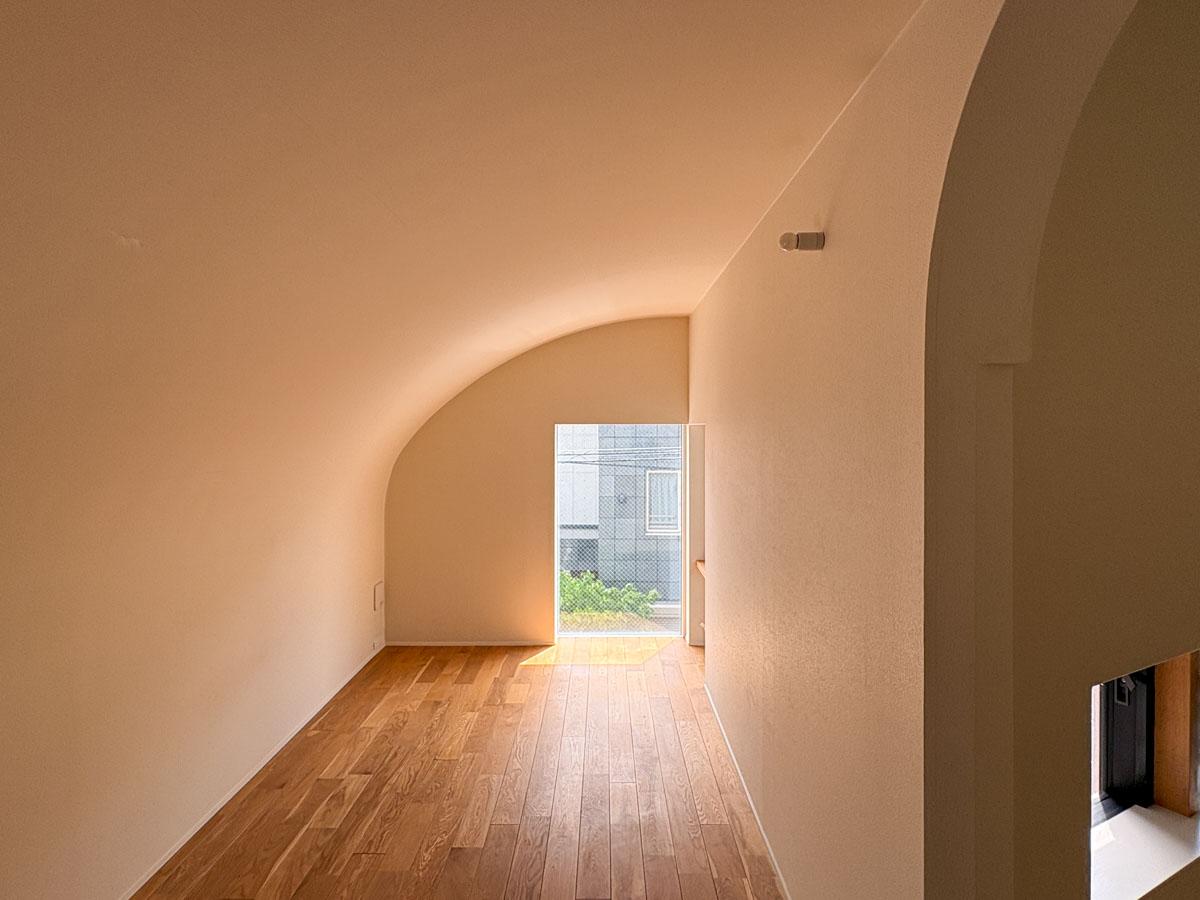 世田谷区代沢の賃貸物件/3階　寝室横のフリースペース　ここの天井にもアーチがかかる