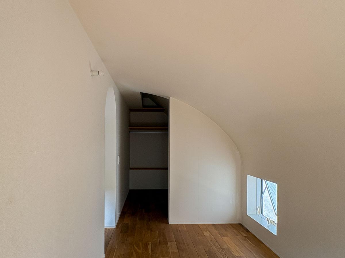 世田谷区代沢の賃貸物件/3階　寝室横のフリースペース　奥にはウォークインクローゼットがある