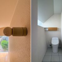 世田谷区代沢の賃貸物件/3階　トイレは洗面室と同室内にある　各所にある照明はシンプルで小ぶりなレセップで統一されている