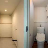 世田谷区代沢の賃貸物件/1階　トイレとスタジオの奥にある現像室の現在の様子　現像室だった部分には水栓と排水はあるが、使用するためには工事が必要