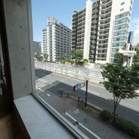中野区本町の賃貸物件/すぐ目の前は山手通り。窓を閉めていればほぼ気になりませんが、窓を開けるとそれなりにうるさい立地です