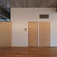 中野区本町の賃貸物件/左が玄関の間仕切り。中央の扉内に洗面所とシャワールーム、右側の扉内は収納
