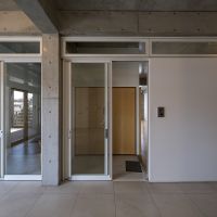中野区本町の賃貸物件/玄関ドアがクリアなので、カーテンを取り付けできるようレールが設置されてます