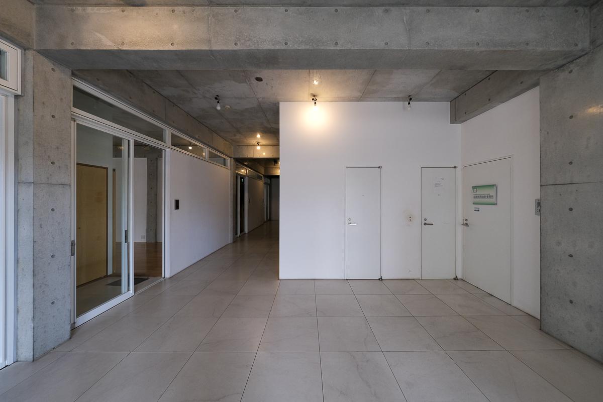 中野区本町の賃貸物件/今回の区画の目の前に、建物の共用トイレもあり