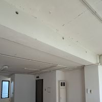 港区六本木の賃貸物件/天井も躯体あらわしのすっきりとしたテイスト