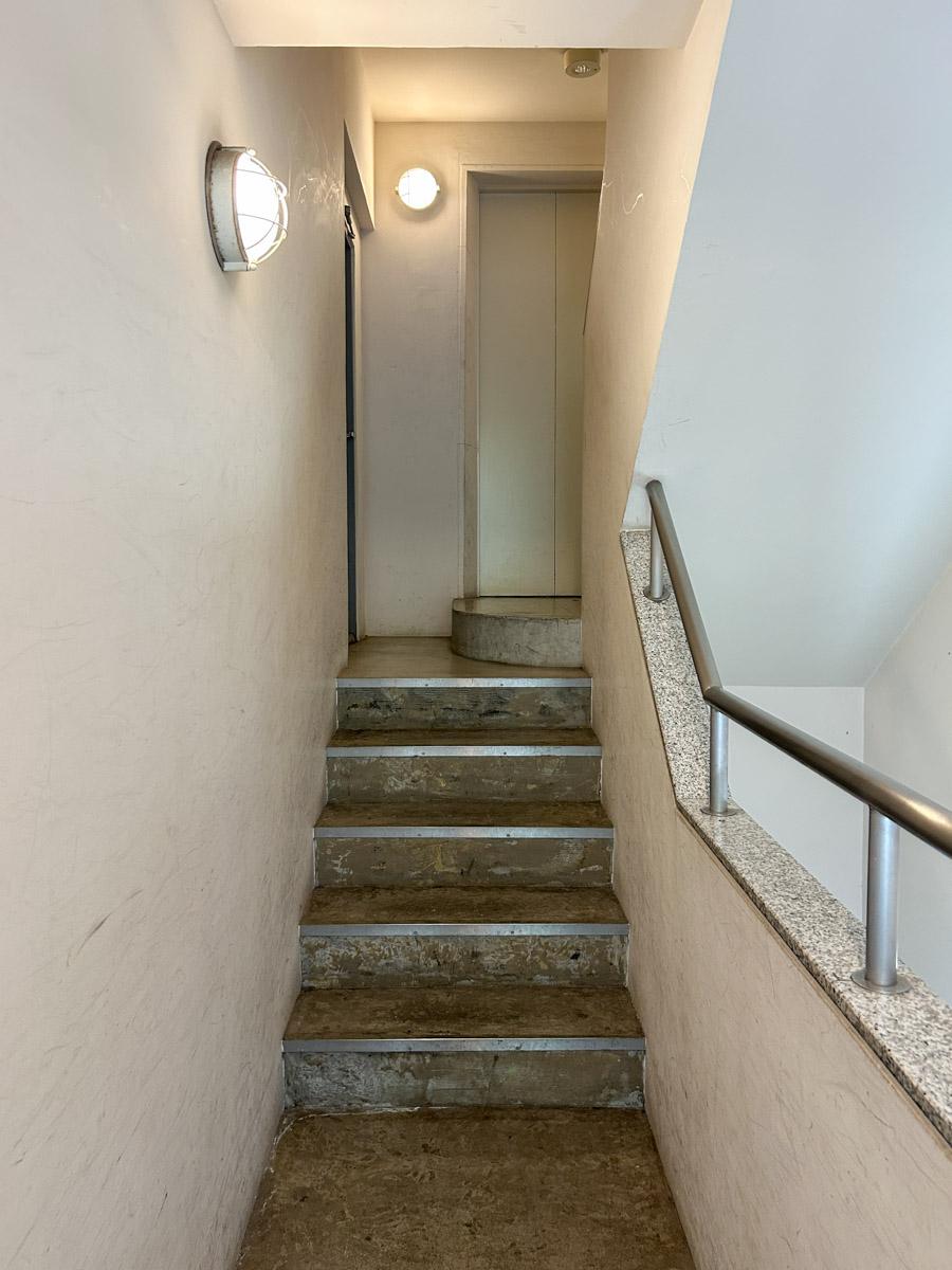 港区六本木の賃貸物件/建物共用部。照明含め、レトロビルならではの趣を感じます