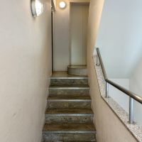 港区六本木の賃貸物件/建物共用部。照明含め、レトロビルならではの趣を感じます