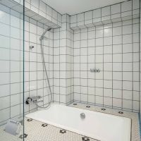 大田区山王の賃貸物件/埋め込み式の浴槽。タイルの柄もかわいらしい