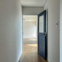 川崎市宮前区土橋の売買物件/玄関からリビングの方をみる