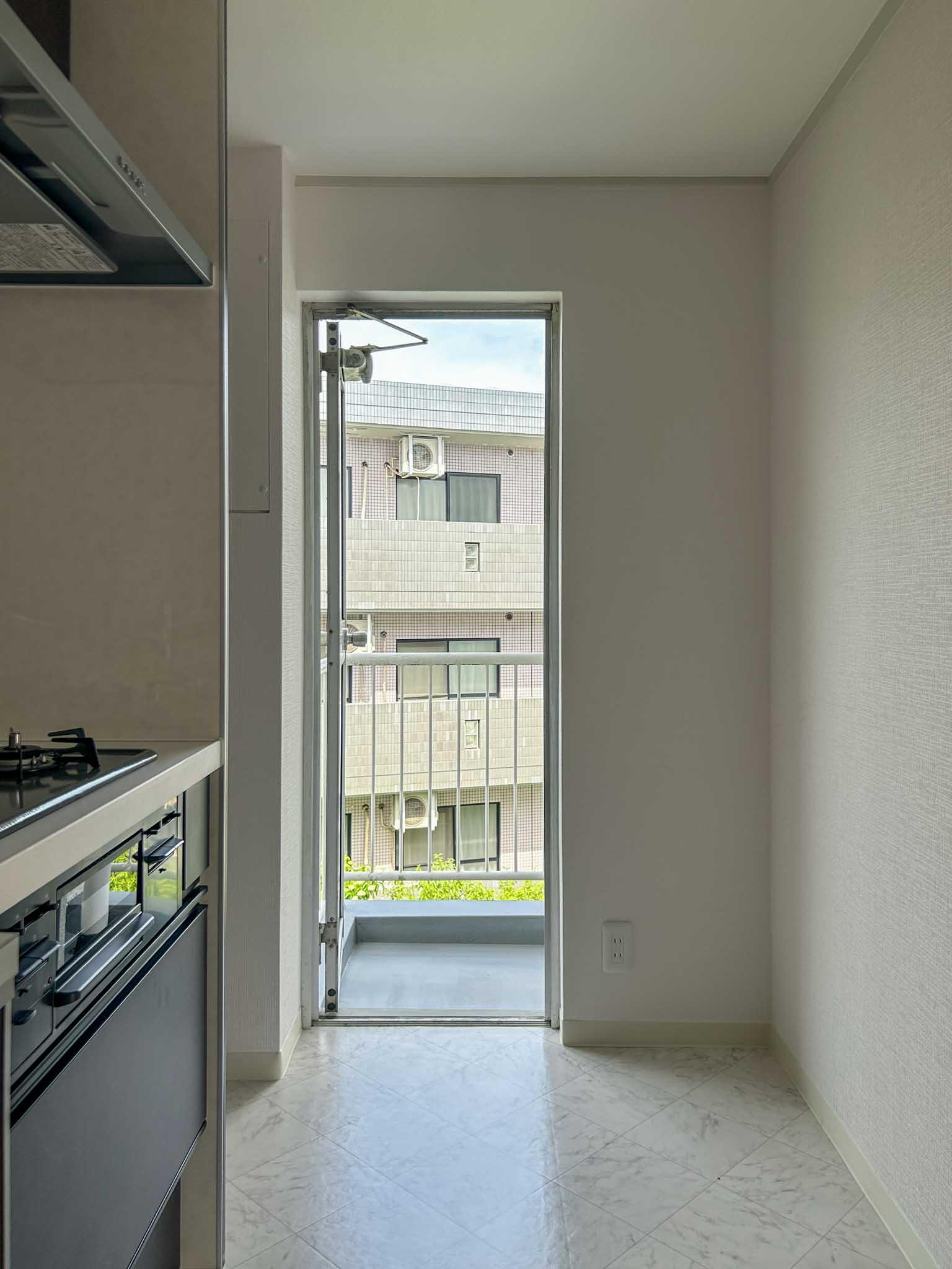 川崎市宮前区土橋の売買物件/ちいさいバルコニーに面しているので、一時的にごみを置いたり、外で作業したいときに便利