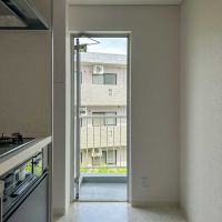 川崎市宮前区土橋の売買物件/ちいさいバルコニーに面しているので、一時的にごみを置いたり、外で作業したいときに便利