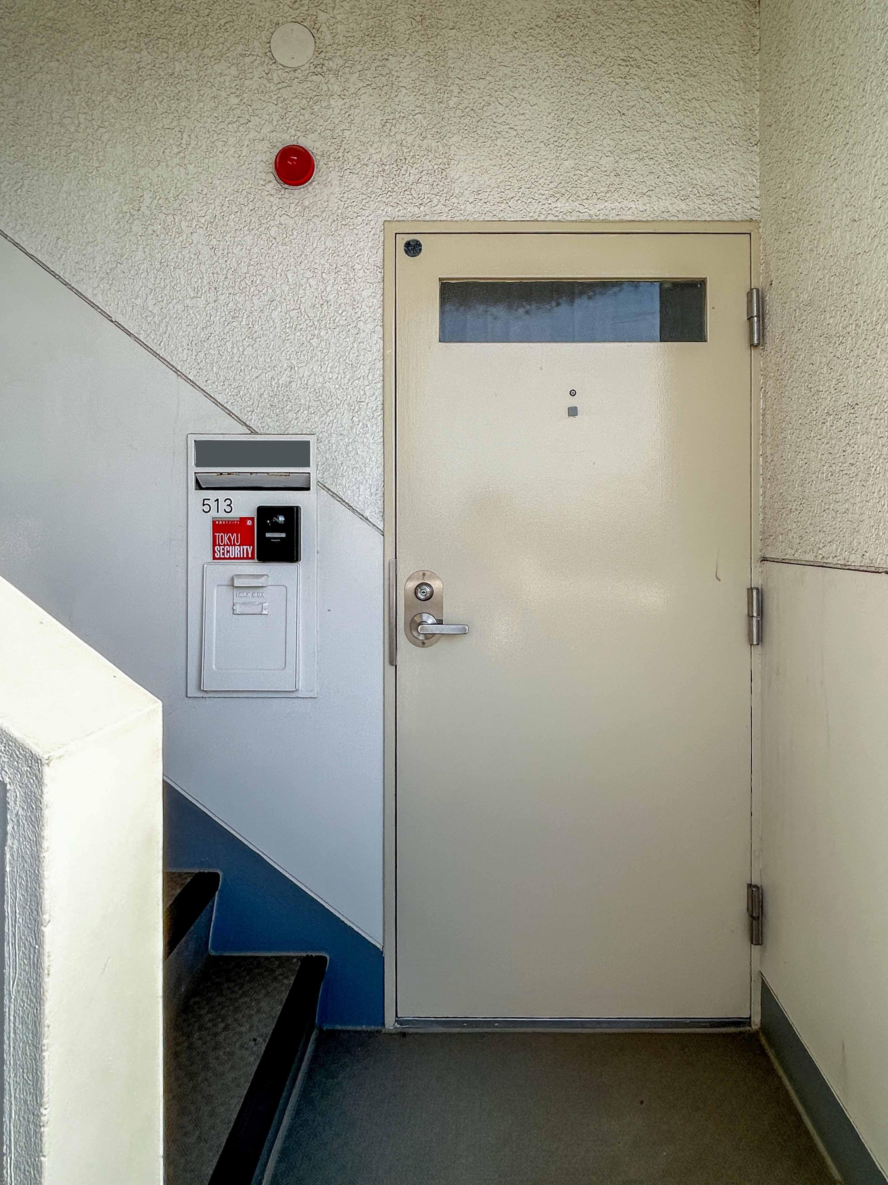 川崎市宮前区土橋の売買物件/玄関先。5階まで階段で上り下りする必要があります