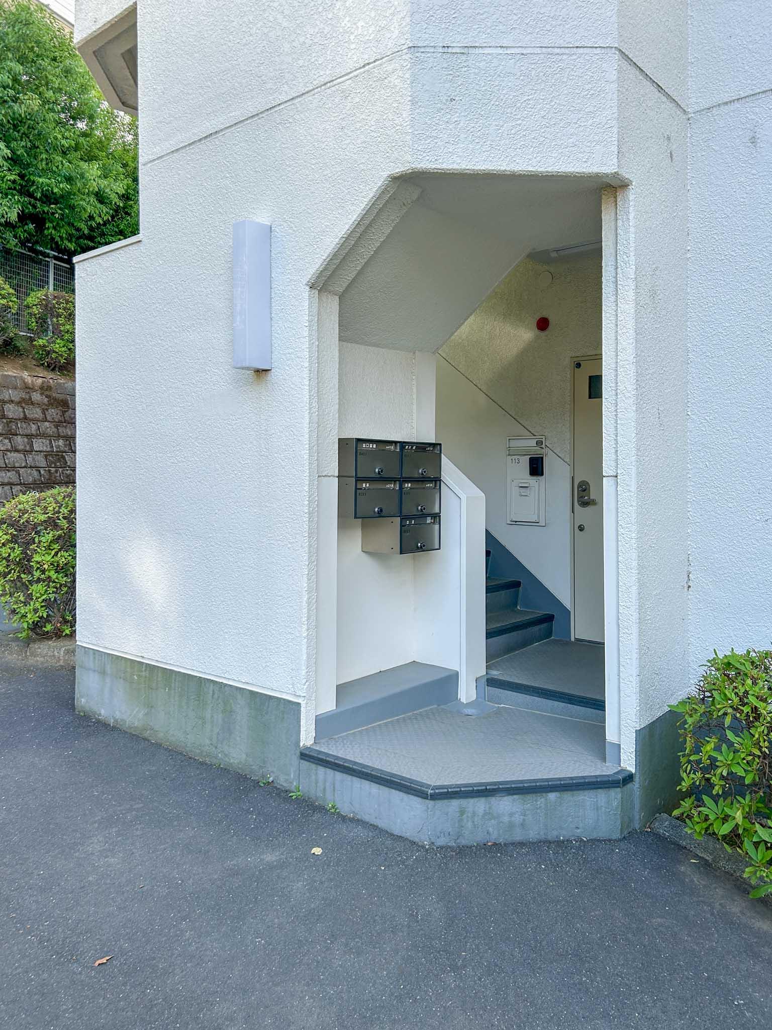 川崎市宮前区土橋の売買物件/募集区画の出入り口。各フロア1区画の共用階段