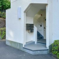 川崎市宮前区土橋の売買物件/募集区画の出入り口。各フロア1区画の共用階段